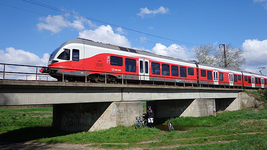 Zug, MAV, Stadler, Fahrrad, DMU, Schiene, Transport