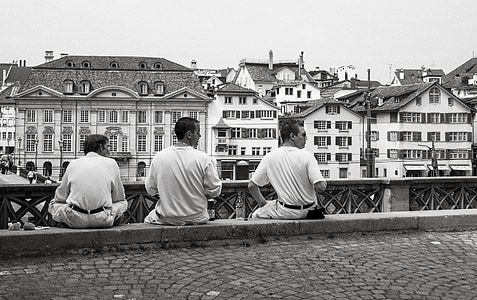 uomini, seduta, in attesa, parete, urbano, città, passaggio pedonale