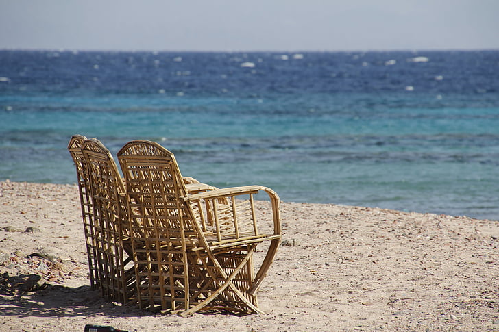 al costat del mar, relaxar-se, seure, mobles d'estar, foto d'arxiu, mobles de Ratan, platja