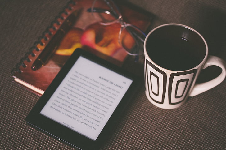 café, e-livro, leitor de e-book, óculos, Kindle, caneca, caderno