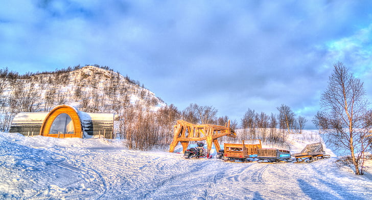Noorwegen, Kirkenes, het platform, Snow moble, slee, structuur van het houten paard, snowhotel landschap