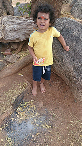Poiss, Lokkis juustele, India