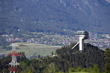 burgisel ski jump, Innsbruck, Austrija, ieleja, sarkanais un baltais pylon