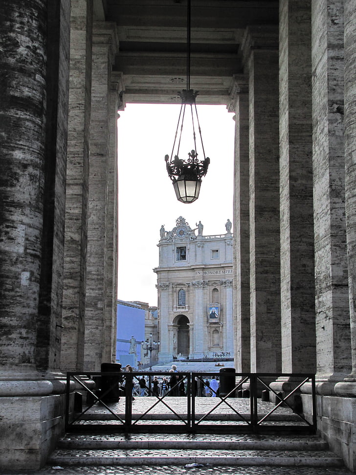Vatican II, Basilique Saint-Pierre, colonnade du Bernin, Rome