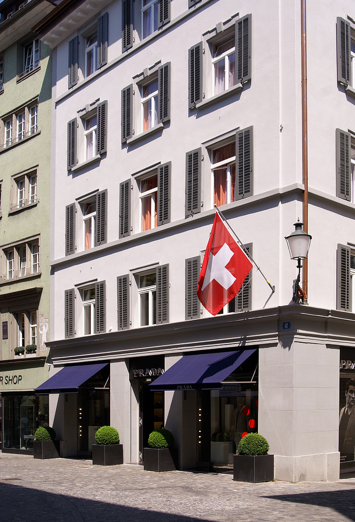 Zurich, Sveits, flagg, kamienica, butikker