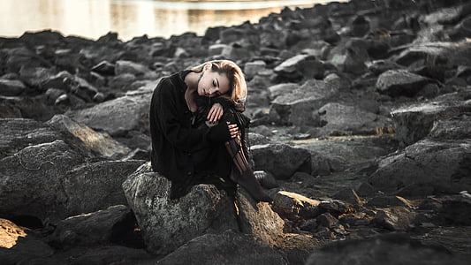Κορίτσι, Λυπημένο, ο μοναχικός, παραλία, επιφάνεια εργασίας, μαύρο φόρεμα, πέτρες