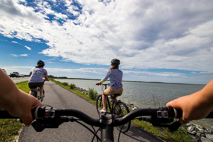 ciclistas, montar a caballo, ciclismo, recreación, Isla de Assateague national seashore, Virginia, Estados Unidos