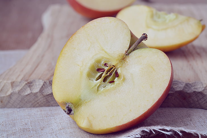 Apple, mela bio, taglio, tagliate a metà, diviso in due mele, scheda di taglio, scheda di legno