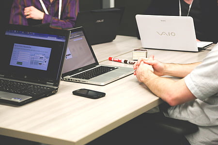 muž, sedící, tabulka, MacBook, pro, obchodní, tým