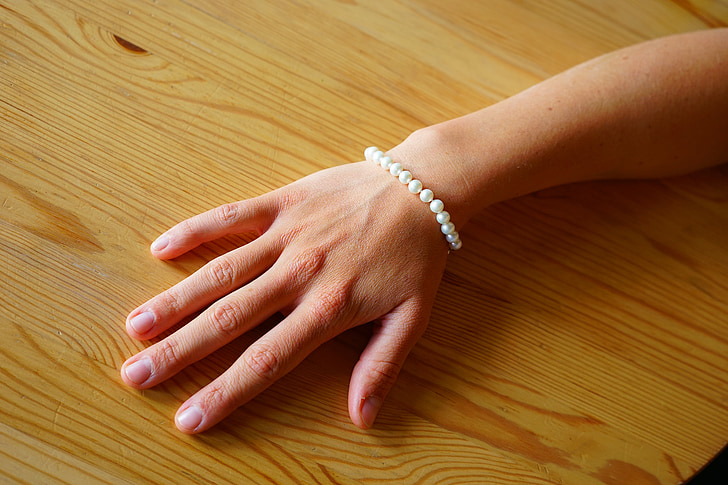 bracelet, perles, collier de perles, main