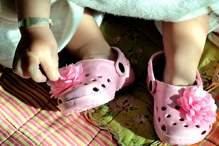 crocks, -de-rosa, pés pequenos