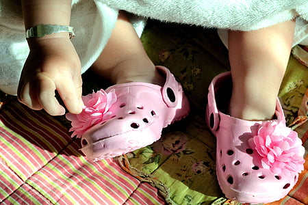 crocks, merah muda, kaki kecil