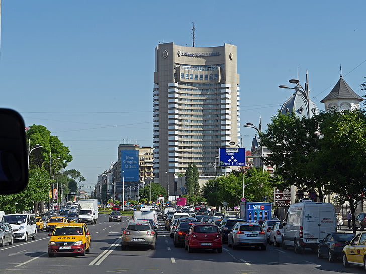Bukarest, miljoni linn, peatänav, hommikul liikluse, moos, pilvelõhkuja, ringtee