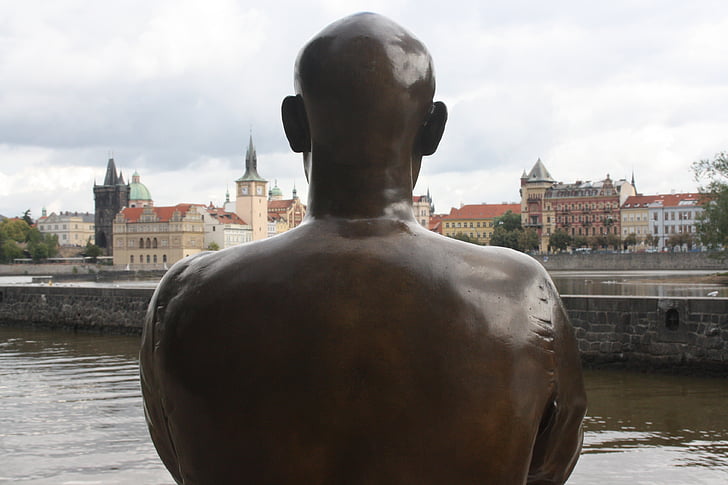 Praga, estàtua, espatlles