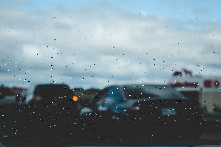 musta, porrasperä, sateisena, päivä, auton, sadetta, liikenne