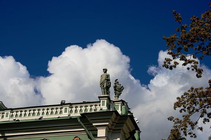 Zimní palác, roh, socha, mraky, bílá, modrá obloha, strom
