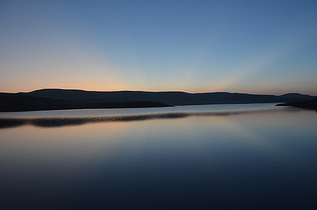Lago, amanecer, el silencio