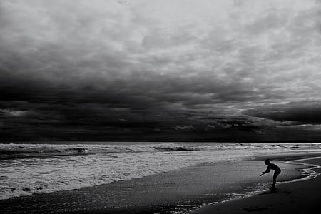 spiaggia, in bianco e nero, Kid, natura, oceano, tempo libero, cielo coperto