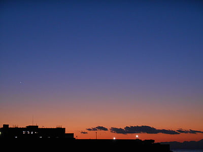 Twilight, bâtiment, silhouette, un coucher de soleil calme