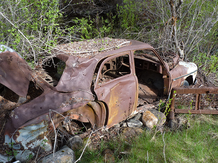 Старый заброшенный автомобиль, автомобиль, ржавчины и время