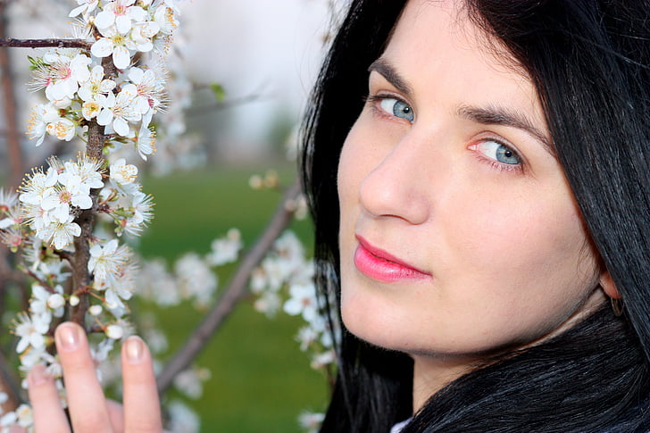 Tüdruk, kevadel, lilled, puu, valge, sinised silmad