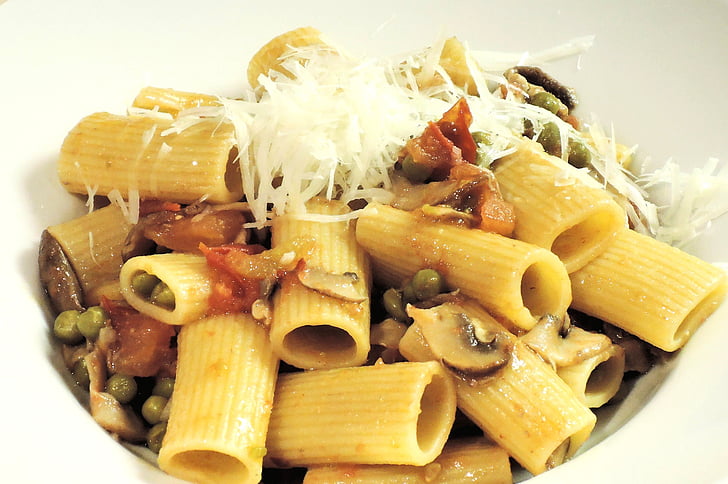 Rigatoni pasta, ost, ærter, svampe, tomater, mad, pasta