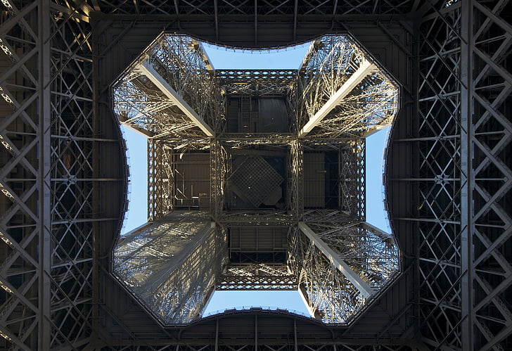 Eiffelova věž, Paříž, Francie, Při pohledu, nahoru, střed, pod tím