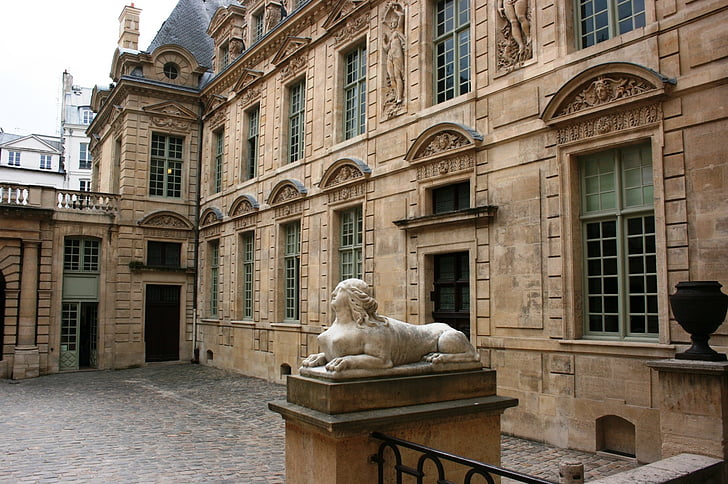 zum Hotel sully, Fassade des Gebäudes, Paris, Statue, Architektur, Gebäude außen, Skulptur