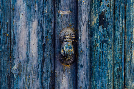 vana ukse, puidust, sinine, koputaja, vanuses, roostes, päevinäinud