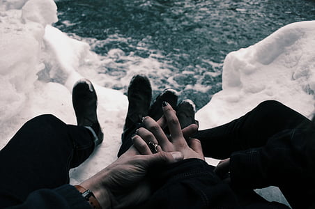 Cặp vợ chồng, bàn tay đang nắm giữ, Yêu, lãng mạn, tuyết, cùng nhau, kết với nhau