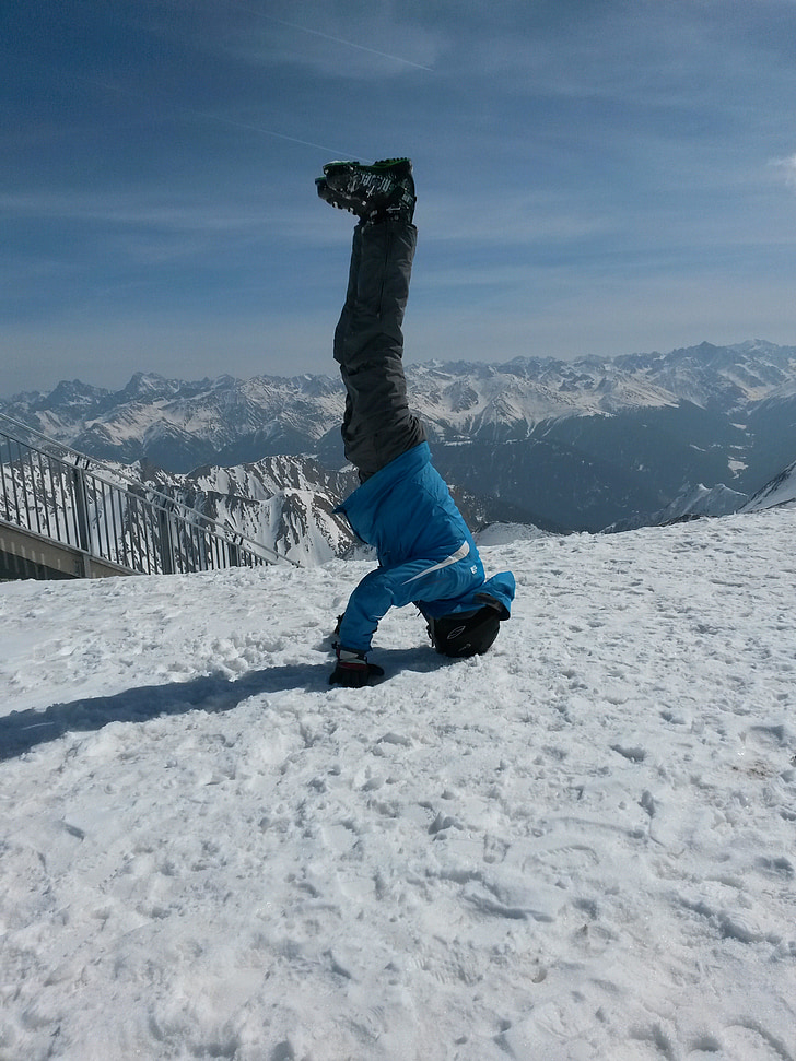 stāv uz galvas, handstand, mācīties handstand, slēpotāji, slēpošanas apgabalā, sniega, auksti
