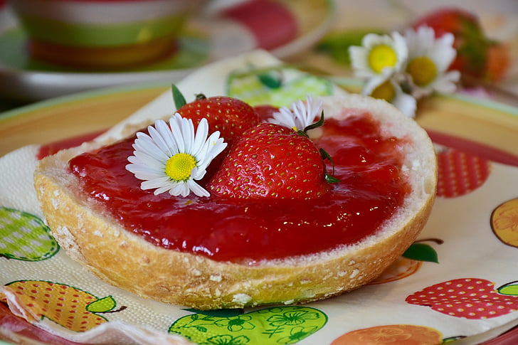 breakfast, roll, have breakfast, strawberries, jam, konfütüre, kitchen