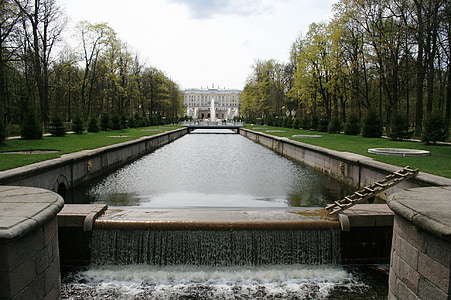 Monplaisir palace, Canal, vatten, träd, rader, kantar kanalen
