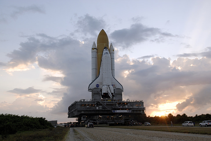 lanzadera de espacio Atlantis, puesta en servicio, plataforma de lanzamiento, previa al lanzamiento, astronauta, Misión, exploración