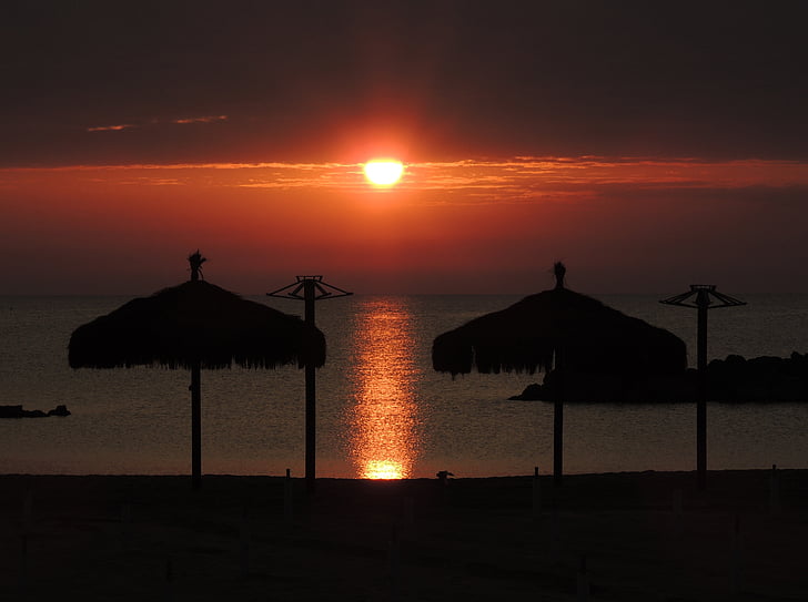 Αυγή, Ήλιος, στη θάλασσα, Άμμος, ομπρέλες