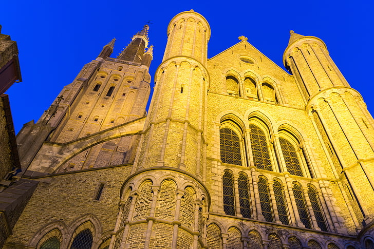 Bruges, templom, éjszakai fénykép, romantikus, vallás, építészet, híres hely