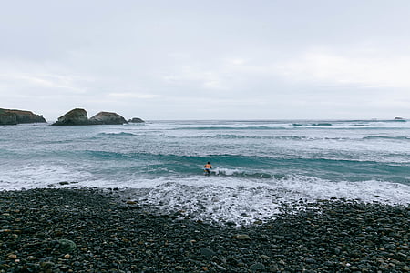 pessoa, em pé, beira-mar, ondas, pedras, praia, oceano