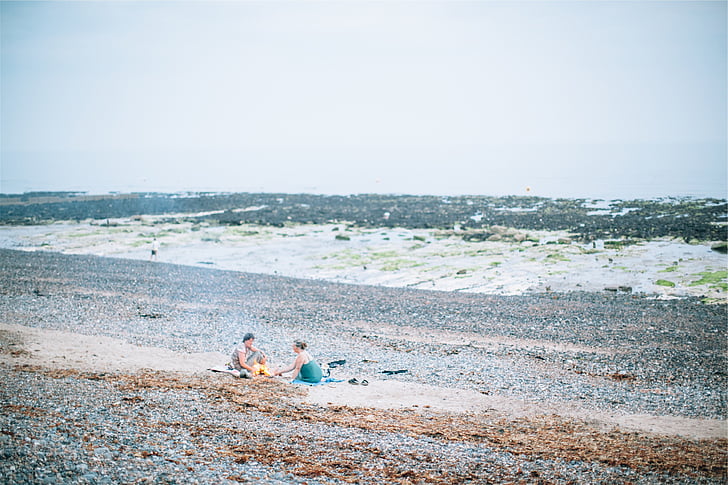 tri, osoba, sjedi, pijesak, preko dana, plaža, Obala