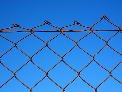 žičana mreža, žičana ograda, ograda, dijagonalni žičana ograda, zapušten, zahrđao, metala