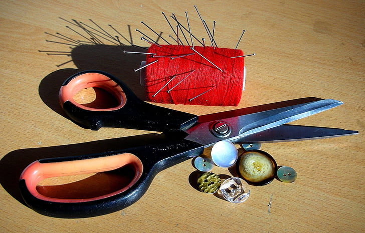 žirklės, siuvimo, ritė, mygtukai, ant stalo, smeigtukai, mediena - medžiaga