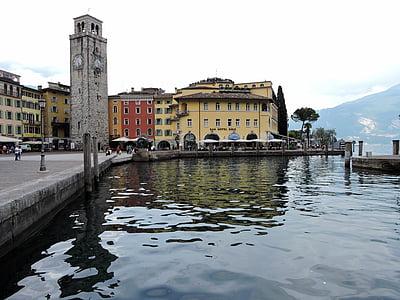 Piazza, Göl, Bir Riva del garda, Garda, İtalya, Campanile