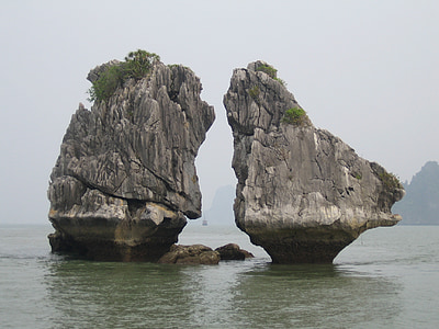 csók a sziklák, Halong-öbölben, Vietnam, víz, táj, festői, sziklák
