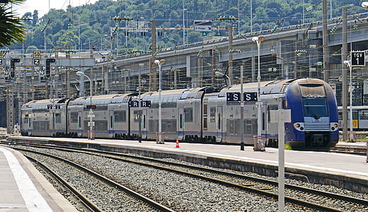 train régional, plate-forme, Gare ferroviaire, Nice, Gleise, voies de circulation, signaux