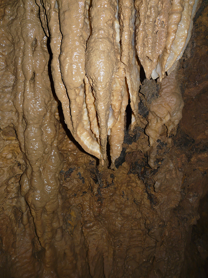 stalattite, Grotta, Cave tour, avventura, pericoloso, bagnato, chiazza di petrolio