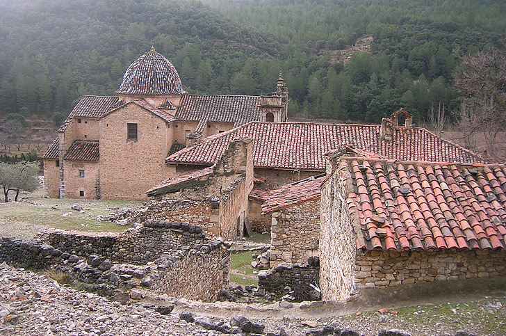 Ispanija, kaimas, griuvėsiai, bažnyčia, kupolas, plytelės