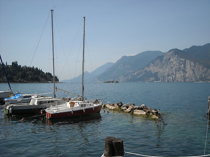 Limone sul garda, u jezera, plachetnice, Lago di Garda, hory, stožáry, přístav