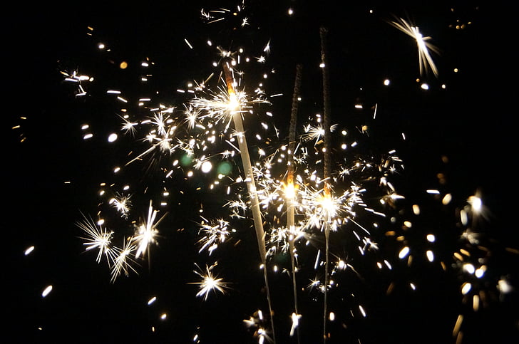 sparklers, đêm, New year's eve, New year's day, vòi hoa sen của sparks, đèn chiếu sáng, ánh sáng