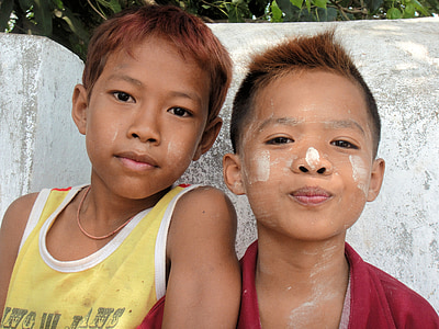 barn, pojkar, vänskap, Myanmar, Burma, thanaka, Ansiktsbehandling hudvård