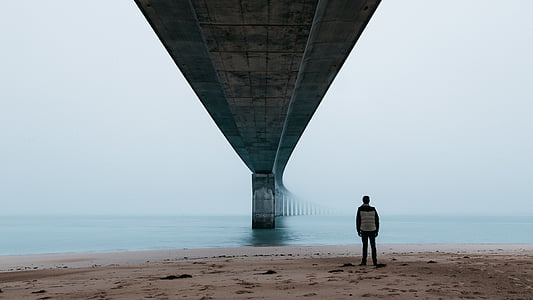 čovjek, stoji, smeđa, pijesak, most, more, tamno