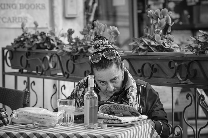 Пиаца Навона, Рим, Италия, четене, жени, улица, хора